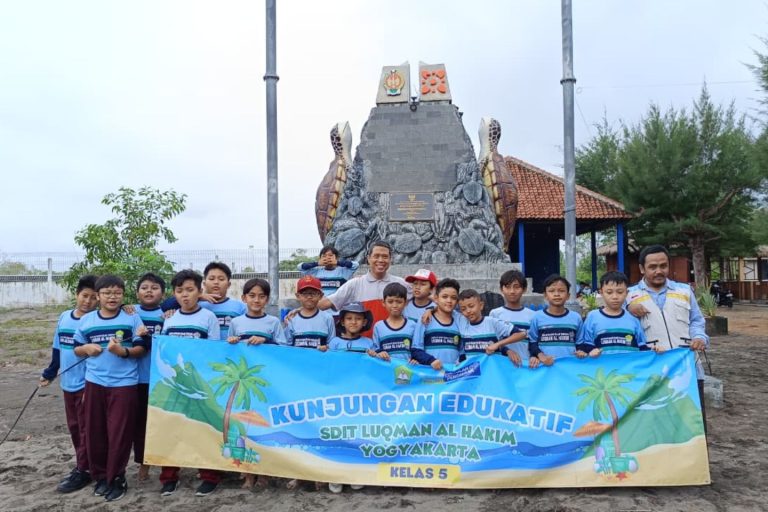 Read more about the article SISWA KELAS 5 SDIT LUQMAN AL HAKIM YOGYAKARTA BELAJAR KONSERVASI PENYU DI PANTAI GOA CEMARA
