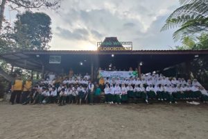 Read more about the article Belajar Sambil Bertualang, Siswa Kelas VI Nikmati Serunya Kunjungan Edukatif ke Desa Wisata Plosokuning