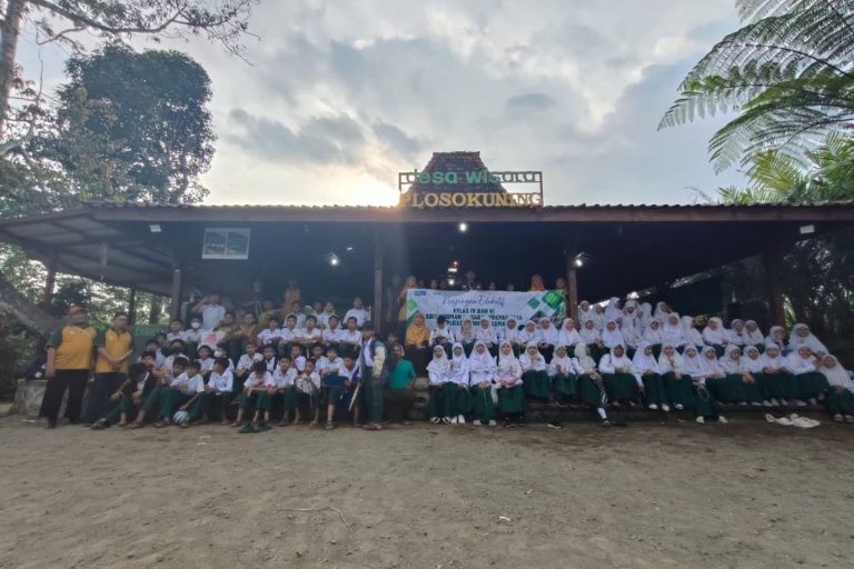 Read more about the article Belajar Sambil Bertualang, Siswa Kelas VI Nikmati Serunya Kunjungan Edukatif ke Desa Wisata Plosokuning