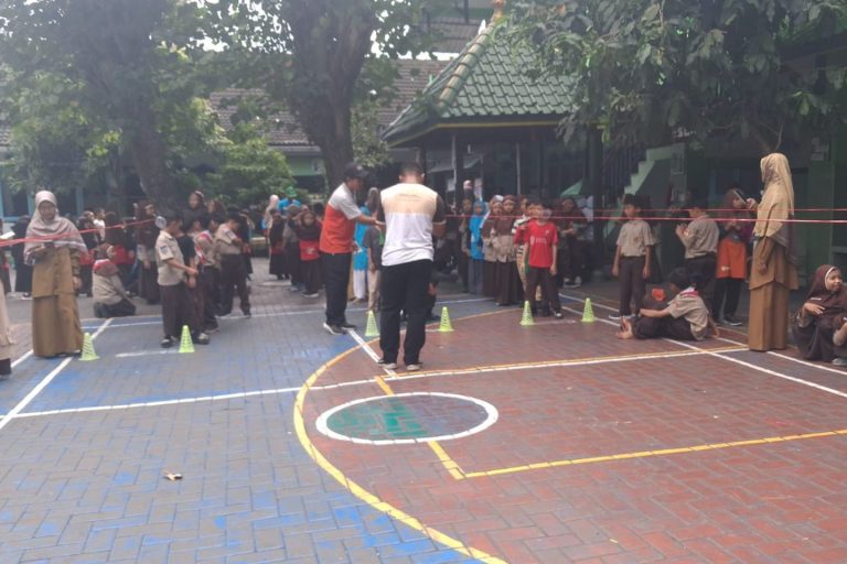 Read more about the article SDIT Luqman Al Hakim Yogyakarta Gelar Lomba HUT ke-80 RI untuk Siswa, Guru, dan Karyawan
