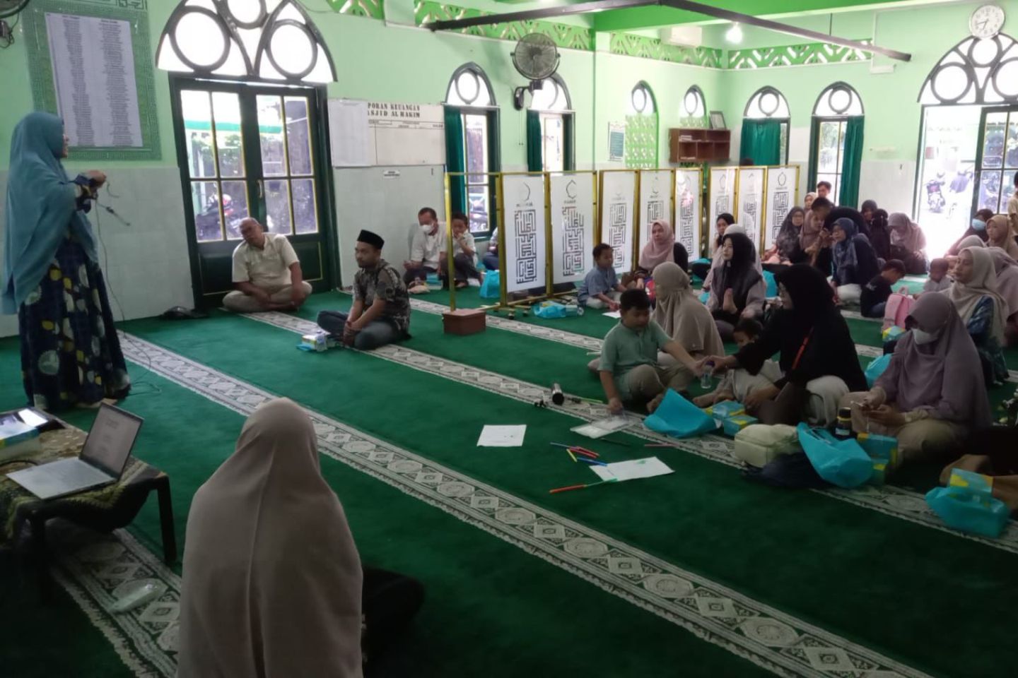 You are currently viewing Paralel Kelas 1 Gelar POMG dan MPS, Walimurid Antusias Ikuti Parenting Bertema Membiasakan Ibadah dengan Cinta