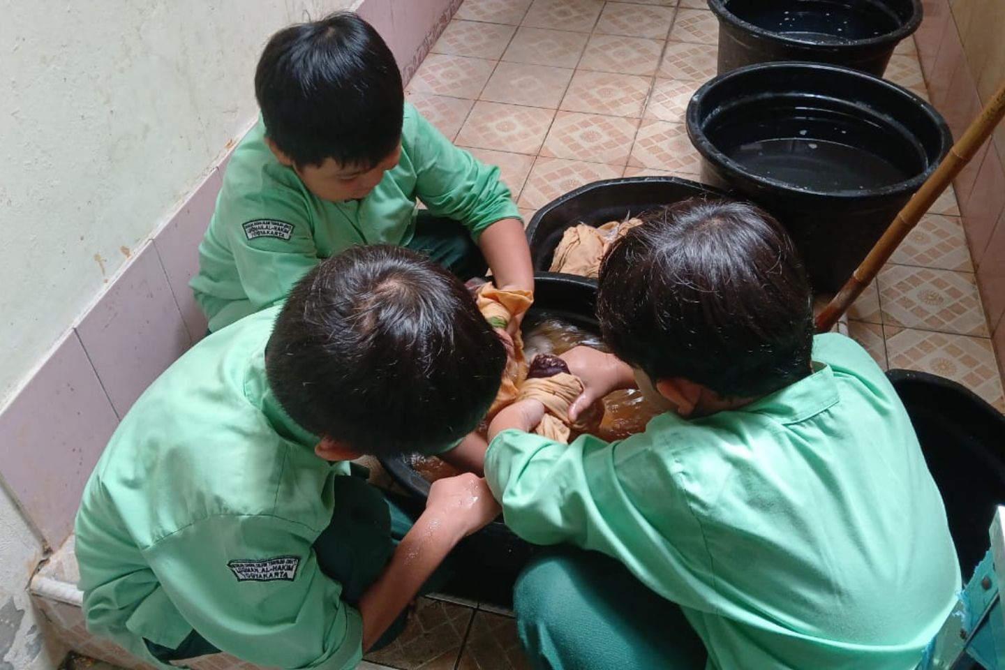 You are currently viewing Kegiatan Ecoprint Paralel Kelas 1 SDIT Luqman Alhakim Yogyakarta