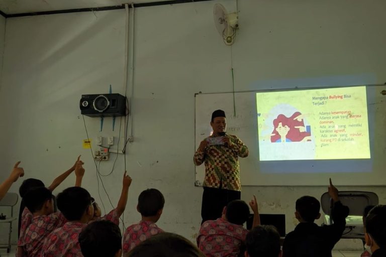 Read more about the article Kelas 2 SD IT Luqman Al Hakim Gelar Proyek Pembelajaran Bertema “Bersatu & Bersama STOP Bullying di Sekolah”