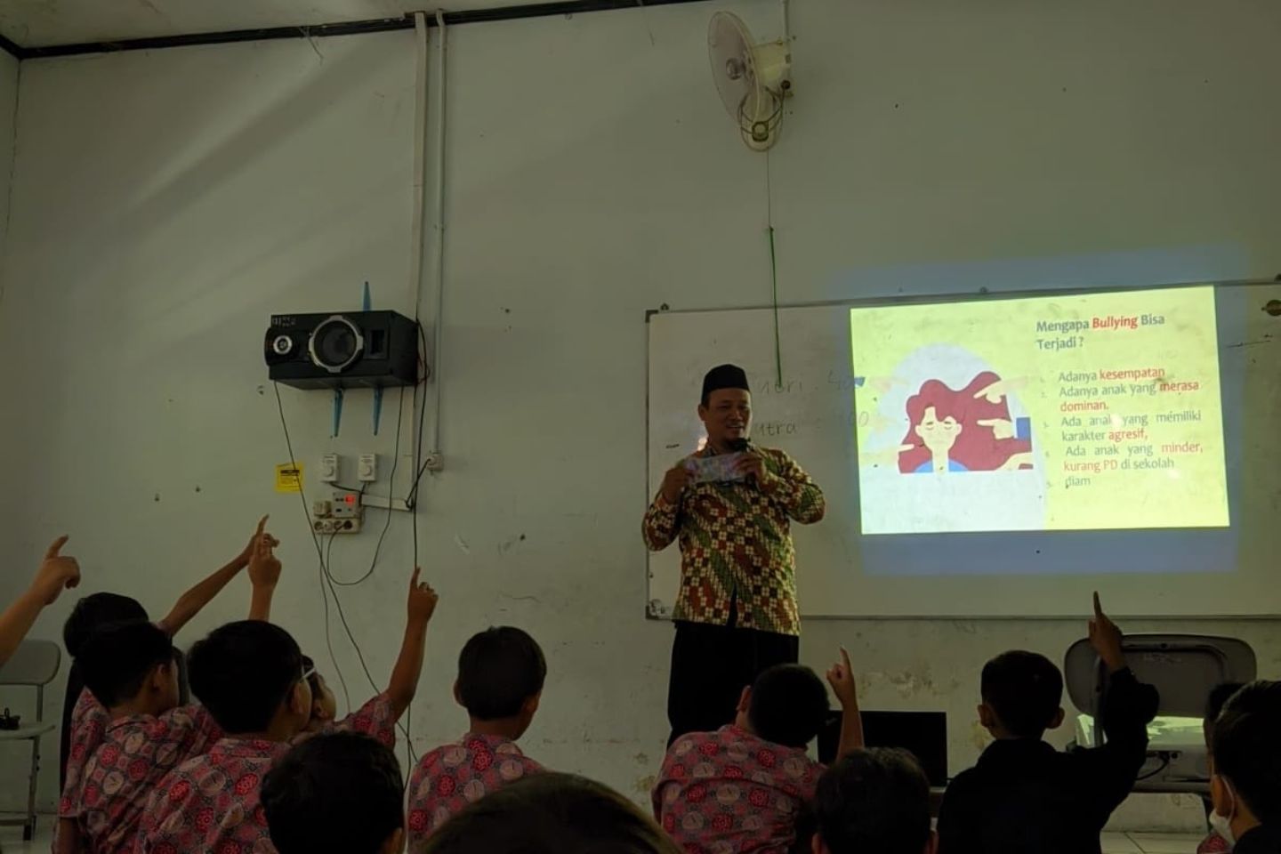 You are currently viewing Kelas 2 SD IT Luqman Al Hakim Gelar Proyek Pembelajaran Bertema “Bersatu & Bersama STOP Bullying di Sekolah”