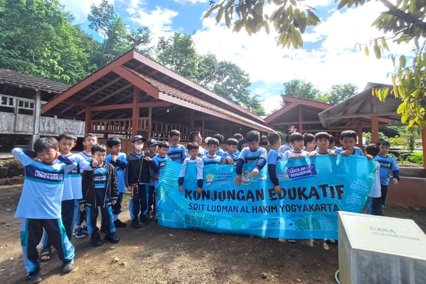 You are currently viewing Kunjungan Edukatif Kelas III:Asyiknya Mengunjungi Kambing Ettawa dan Griya Cokelat Nglanggeran