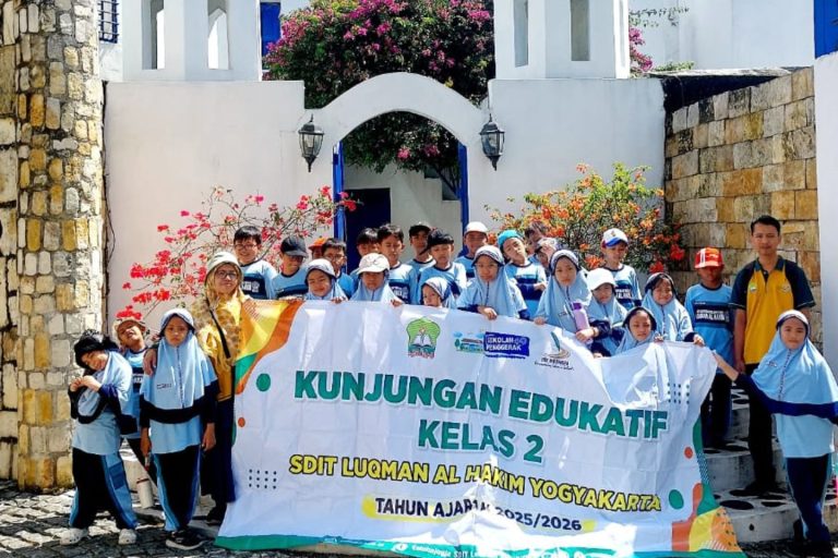 Read more about the article Kunjungan Edukatif ke Bhumi Merapi: Siswa Kelas 2 SDIT Luqman Al Hakim Belajar Bercocok Tanam dan Mengenal Satwa