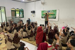 Read more about the article Menanamkan Cinta Al-Qur’an Sejak Dini, Kelas 1 SDIT Luqman Al Hakim Hadirkan Kak Bimo dalam Program Undang Tokoh