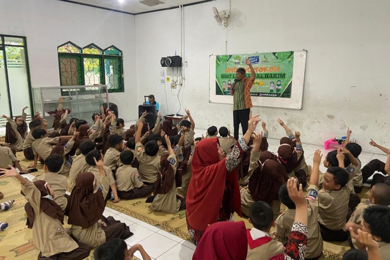 Read more about the article Menanamkan Cinta Al-Qur’an Sejak Dini, Kelas 1 SDIT Luqman Al Hakim Hadirkan Kak Bimo dalam Program Undang Tokoh