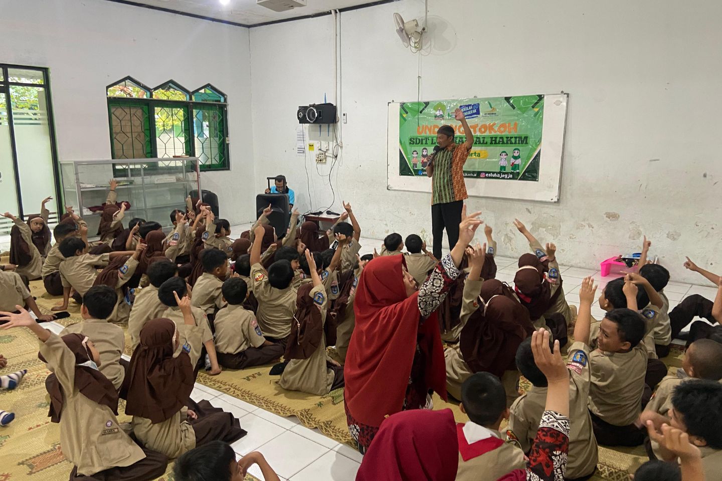 You are currently viewing Menanamkan Cinta Al-Qur’an Sejak Dini, Kelas 1 SDIT Luqman Al Hakim Hadirkan Kak Bimo dalam Program Undang Tokoh