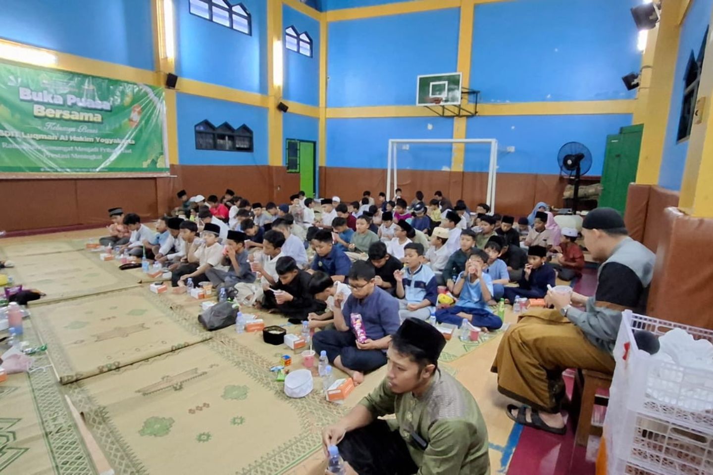 You are currently viewing Buka Puasa Bersama Siswa Kelas III dan IV, SDIT Luqman Al Hakim Yogyakarta Perkuat Nilai Keislaman di Bulan Ramadhan