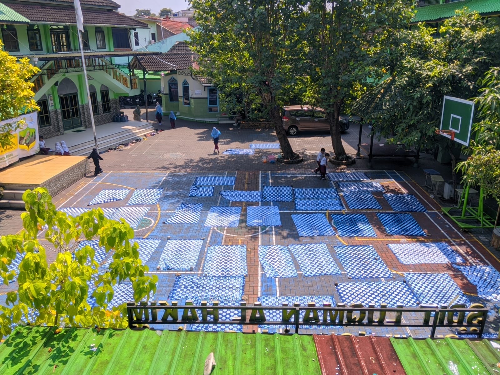 You are currently viewing Latih Kreativitas dan Kemandirian, Siswa Kelas 2 SDIT Luqman Al Hakim Praktik Kokurikuler Membuat Shibori