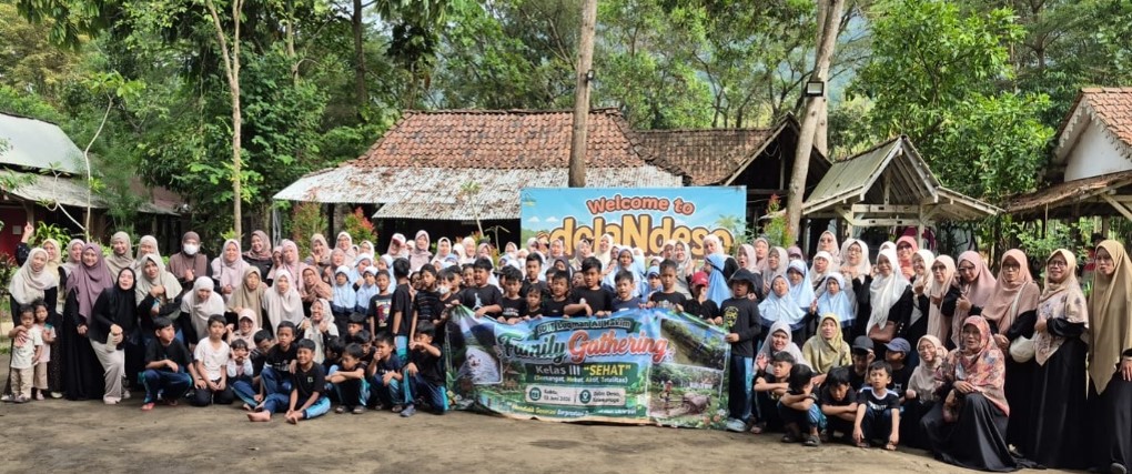 You are currently viewing Mempererat Ukhuwah dan Karakter Syukur,  Keseruan Family Gathering Kelas III SDIT Luqman Al Hakim di Dolan Deso Boro, Kulon Progo