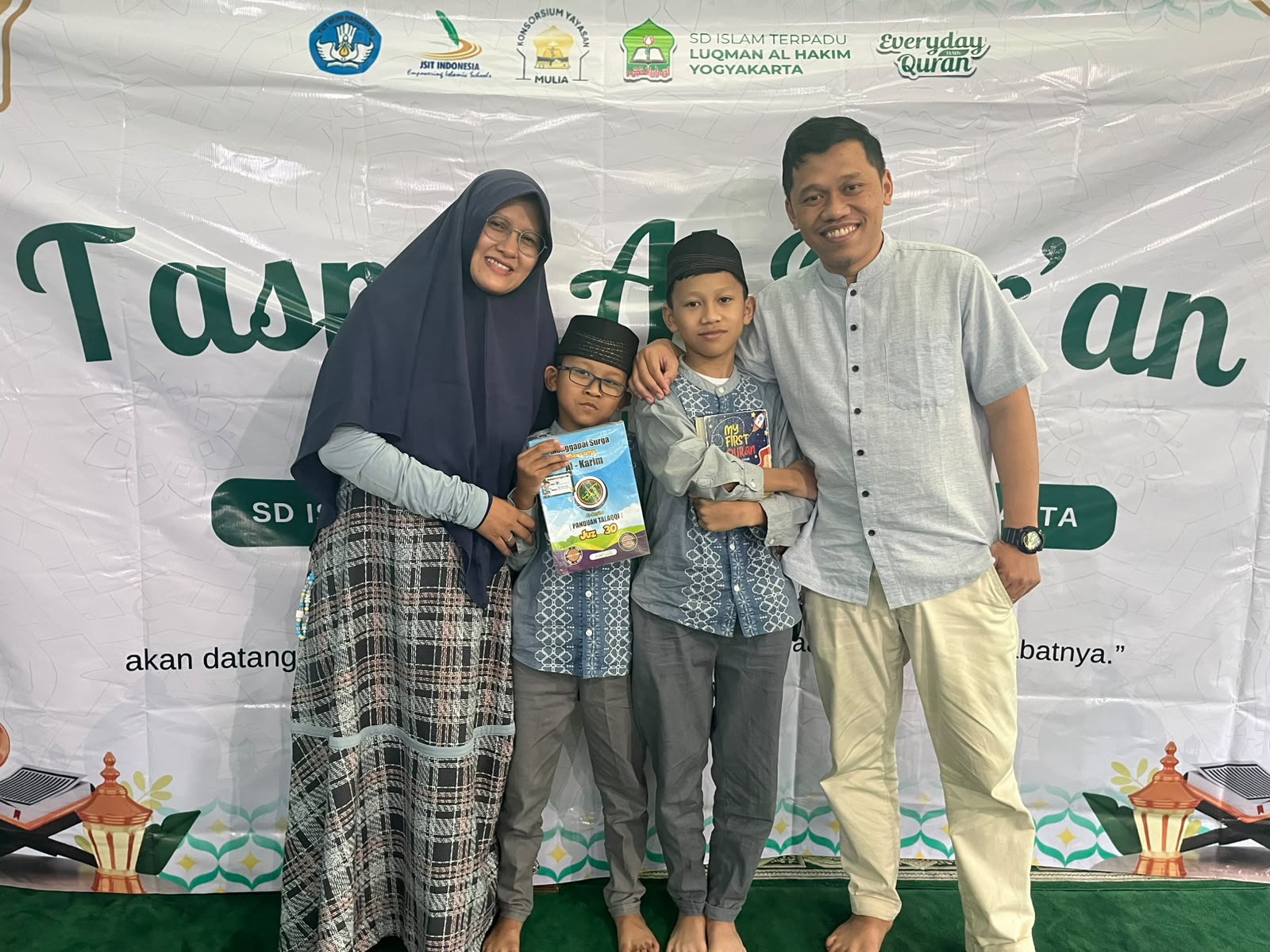 Haniyya dan Aqsha, Kakak Beradik yang Bertumbuh Bersama dalam Mencintai Al-Qur’an